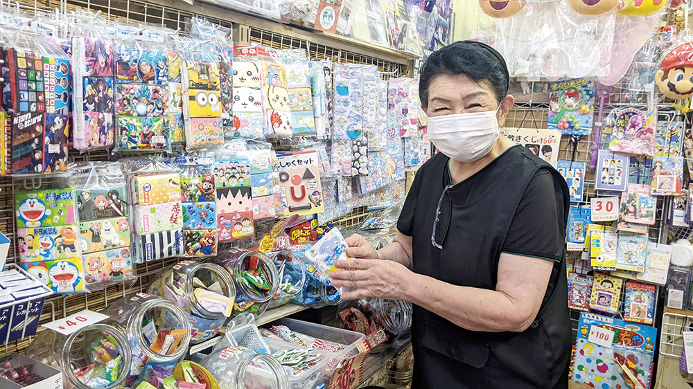 「駄菓子屋さんのおばあちゃん」