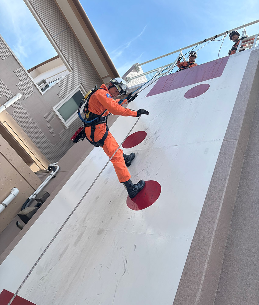 「ろーぷでおりるしょうぼうし」