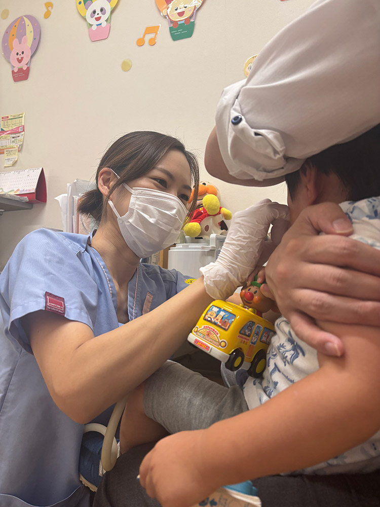 「子供を安心させる母の笑顔」