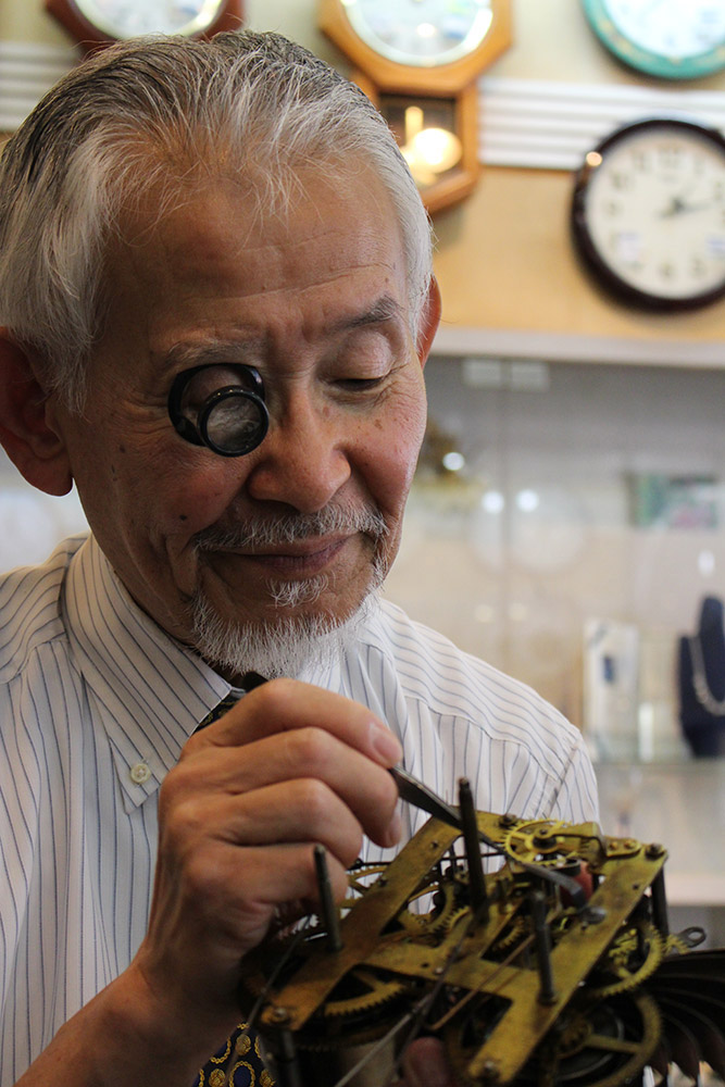 「時を刻む祖父と時計」