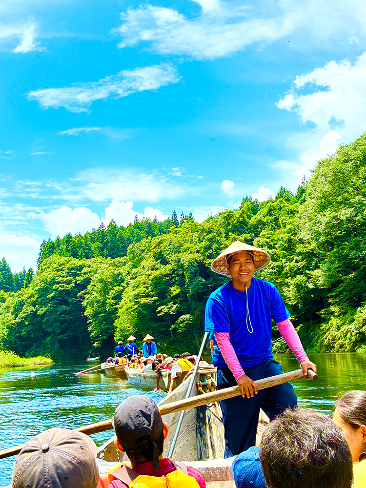 「楽しそうに船をこぐクマルさん」