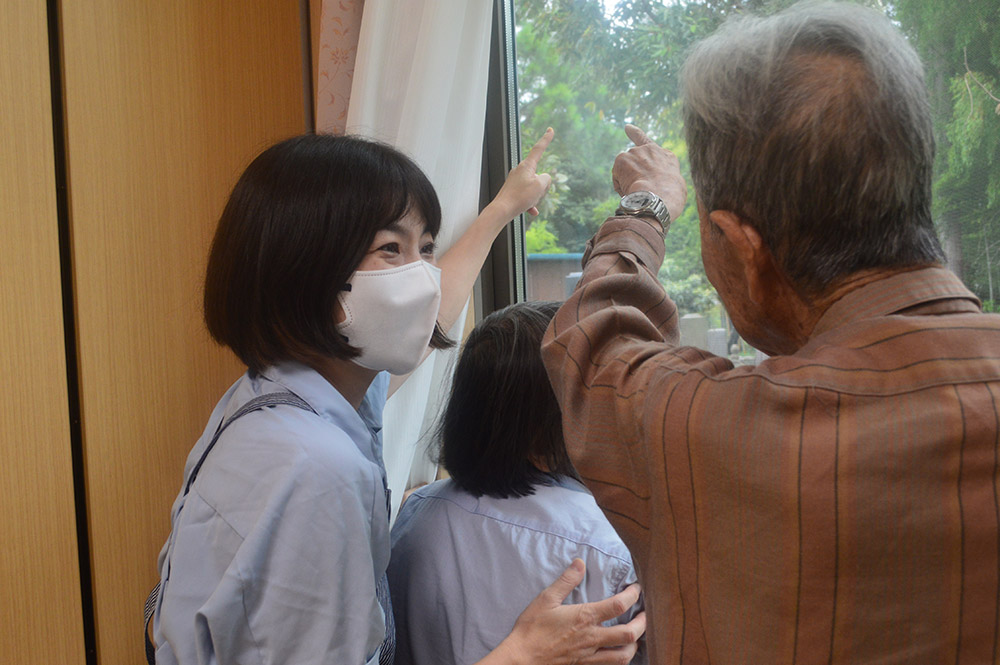 「目を見て話す」