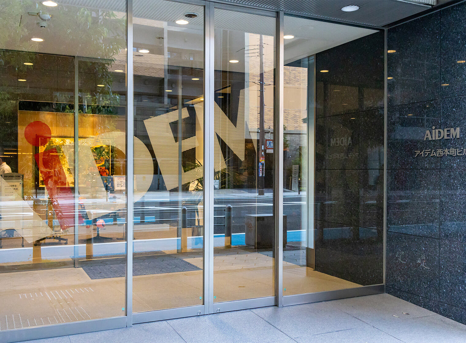 西本町ビル入口